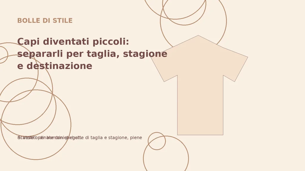 Scatole ordinate con etichette di taglia e stagione, piene di vestiti per bambini piegati.