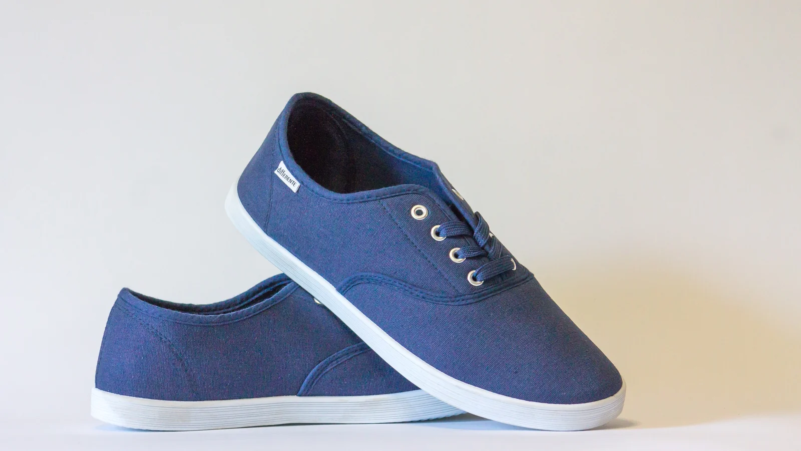 Scarpe per scuola e tempo libero: come tenerle in rotazione senza lasciare tutte le paia all’ingresso